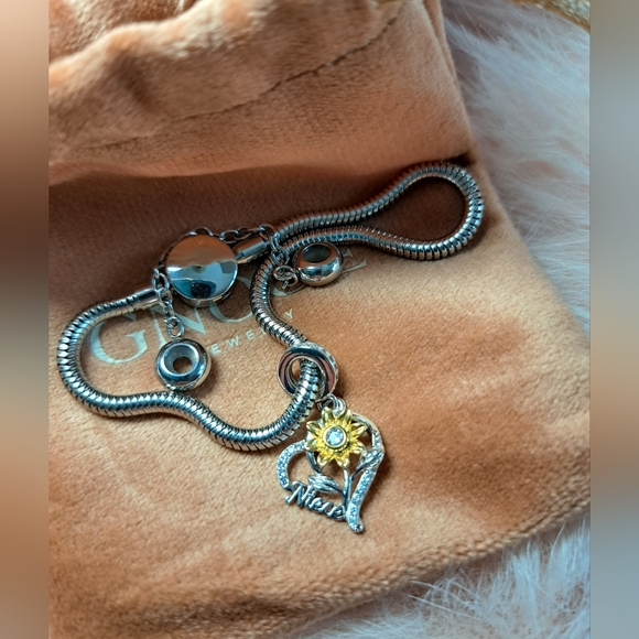 Gnoce Jewelry - Gnoce bracelet with 925 silver Niece dangle charm and safety chain